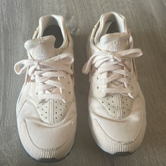 Nike shoes - Picture 2 of 8